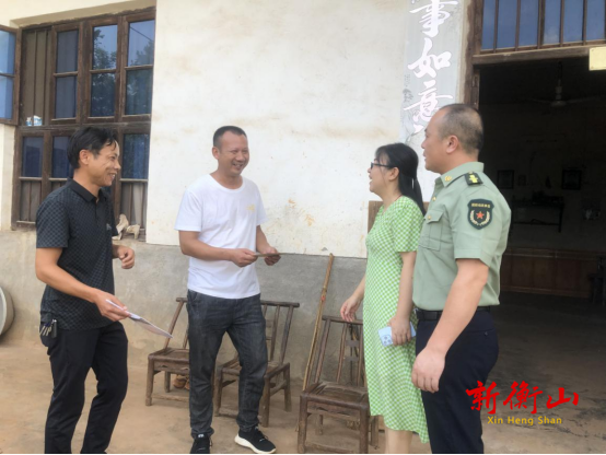 长江镇开展“八一”走访慰问活动