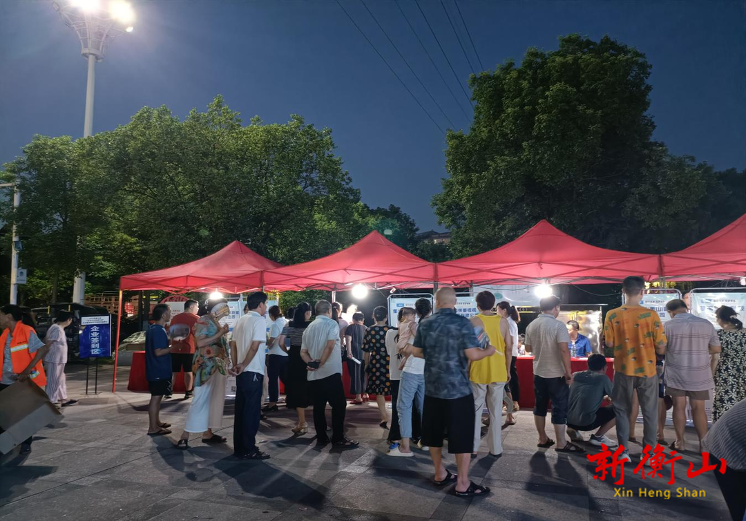暑期人才返乡  夜市招聘吸引大学生在家门口就业