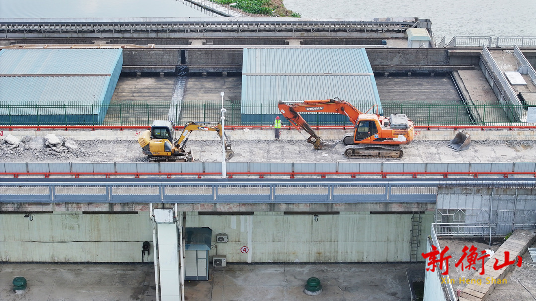 【高温下的坚守】抢抓施工进度 确保大源渡航电枢纽坝顶公路桥尽早完工通行