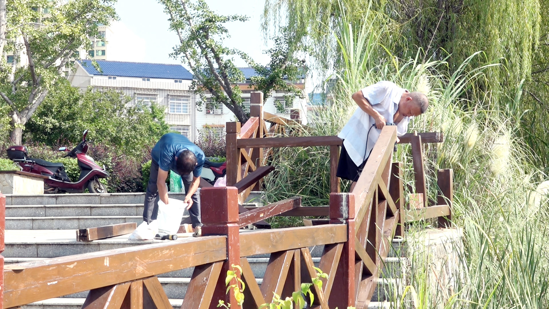 公园防腐木换新颜  筑牢安全“防护墙”