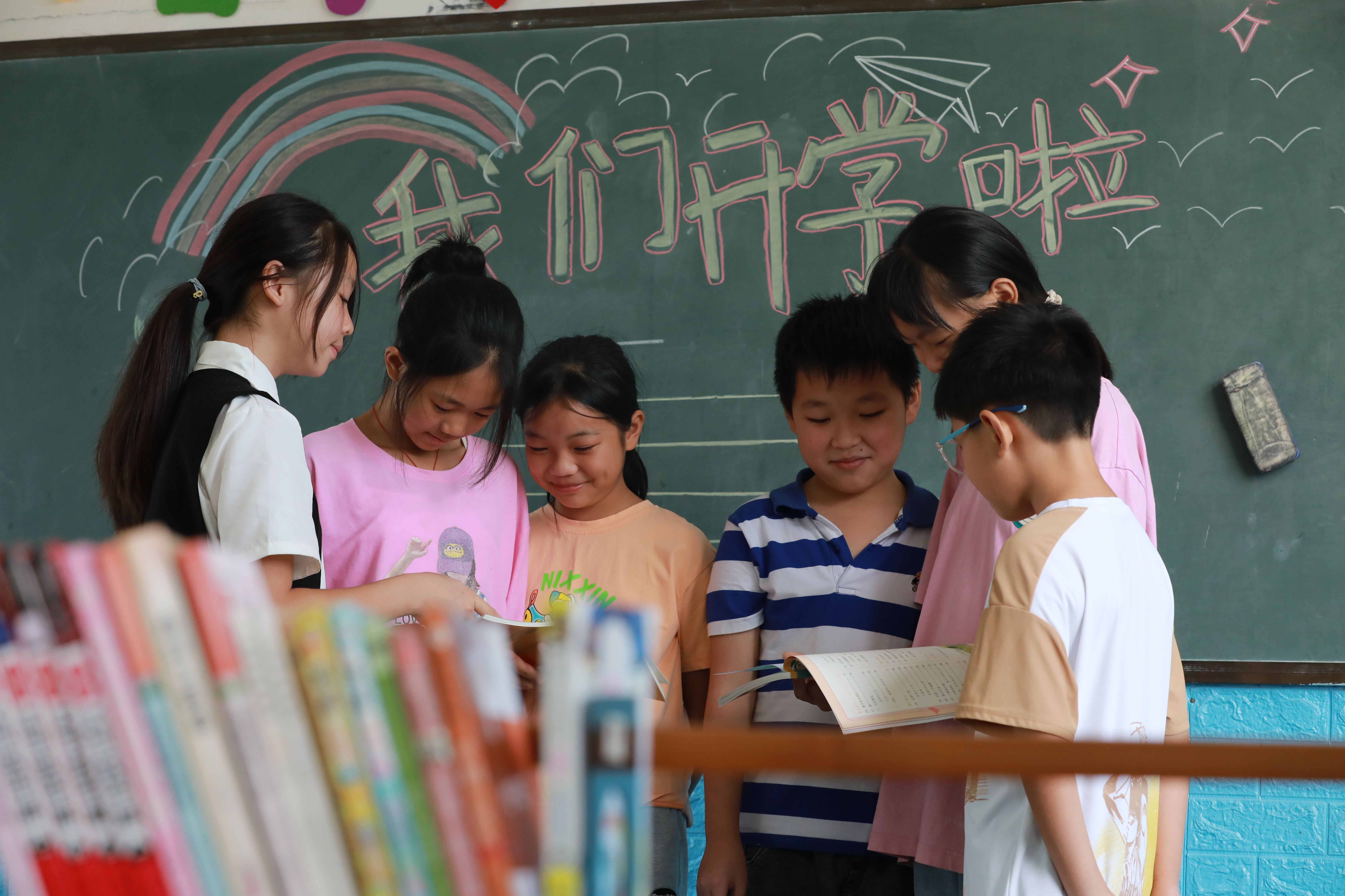 开学第一课：宝米小学师生同动手  点亮最美“洲岛小学”