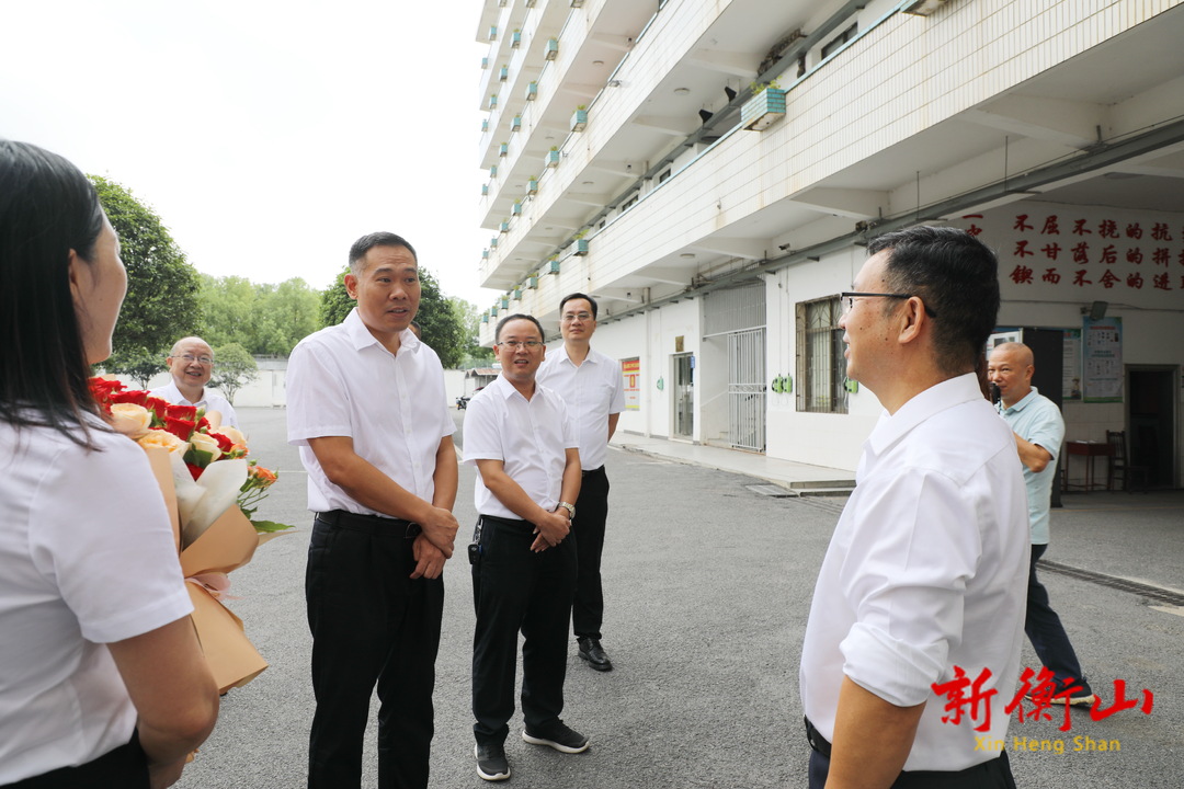 段晓赛教师节前看望慰问教师