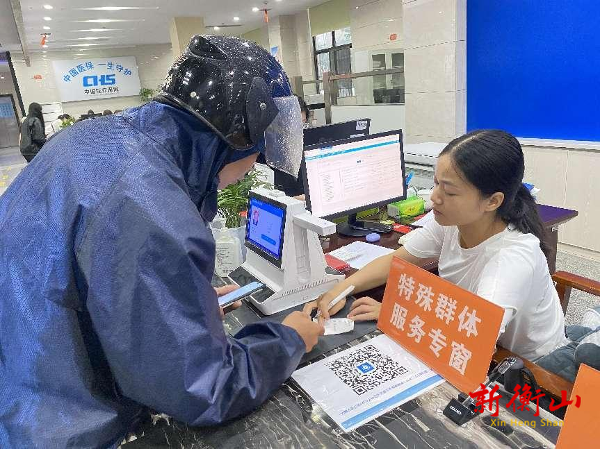 暖心服务聋哑人，纸笔间的政务服务