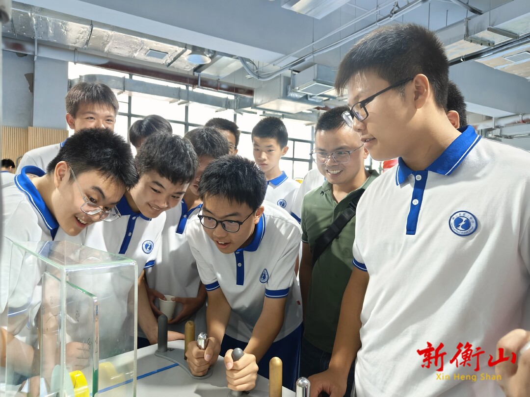 县二中把“课堂”搬进科技馆 学生感受科技魅力