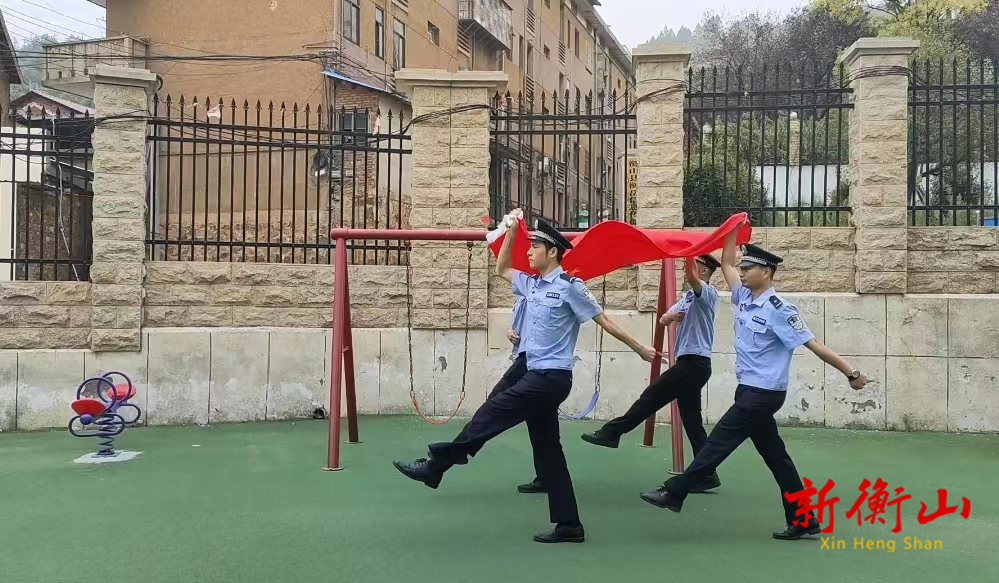 传爱国星火，点蓓蕾之志——警园共升国旗,爱国教育从小萌娃抓起!