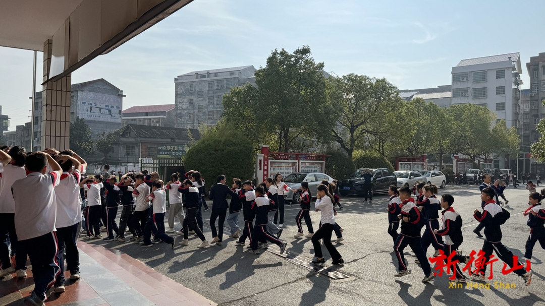 我县开展“全省防空警报日”应急疏散演练活动