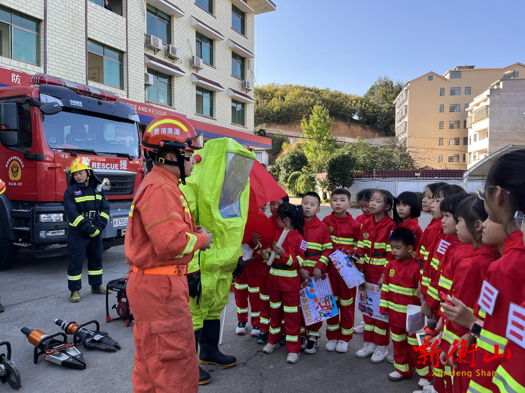 学生走进消防队 零距离感受“火焰蓝”
