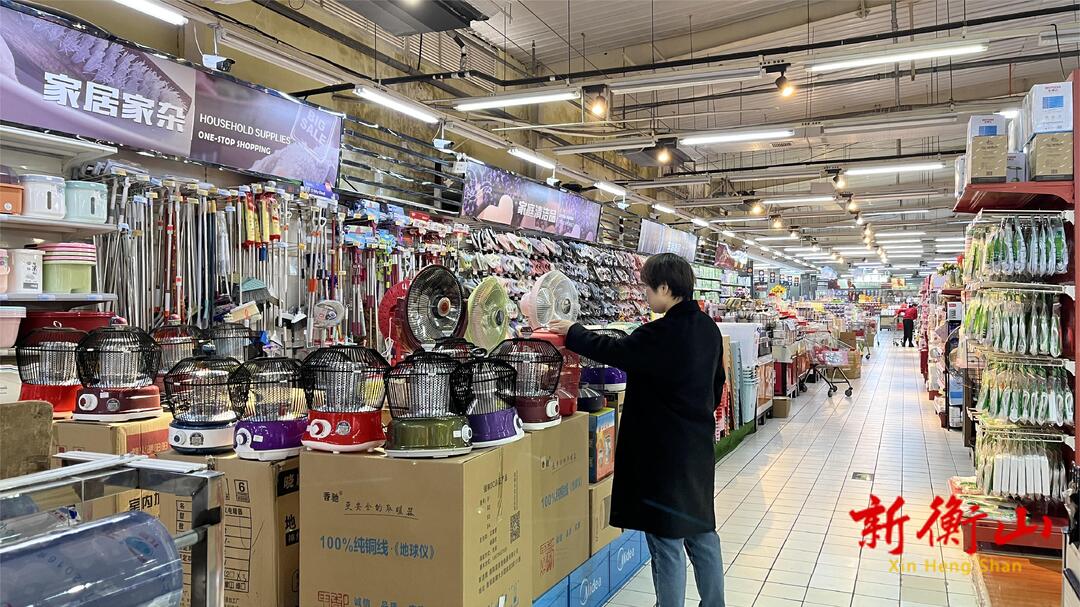 气温骤降催热“暖经济” 我县御寒保暖商品走俏