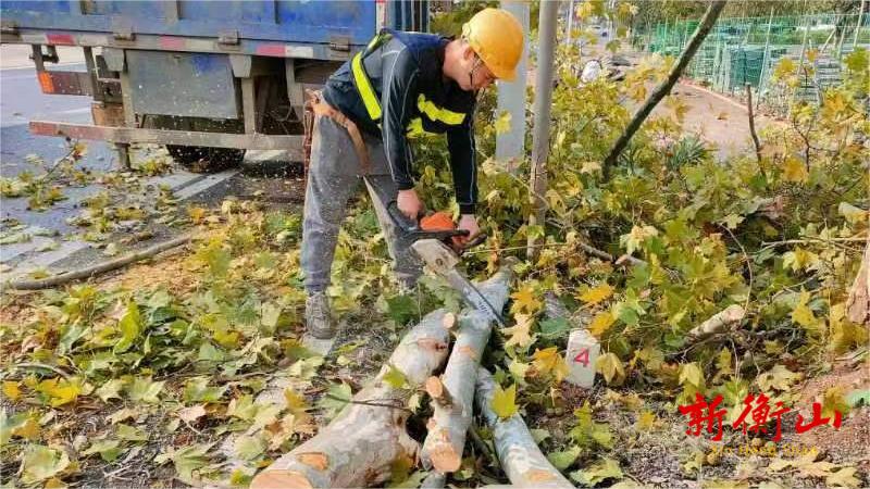 衡山公路：雨后清路障 保畅显担当