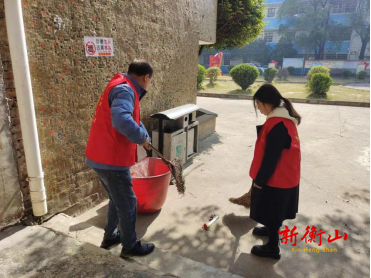 萱洲镇中心学校：校园卫生大扫除 志愿服务我先行