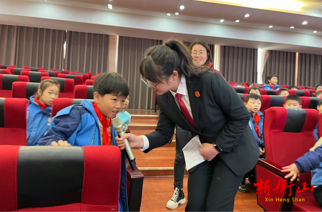 法官进校园  将法律知识带给学生