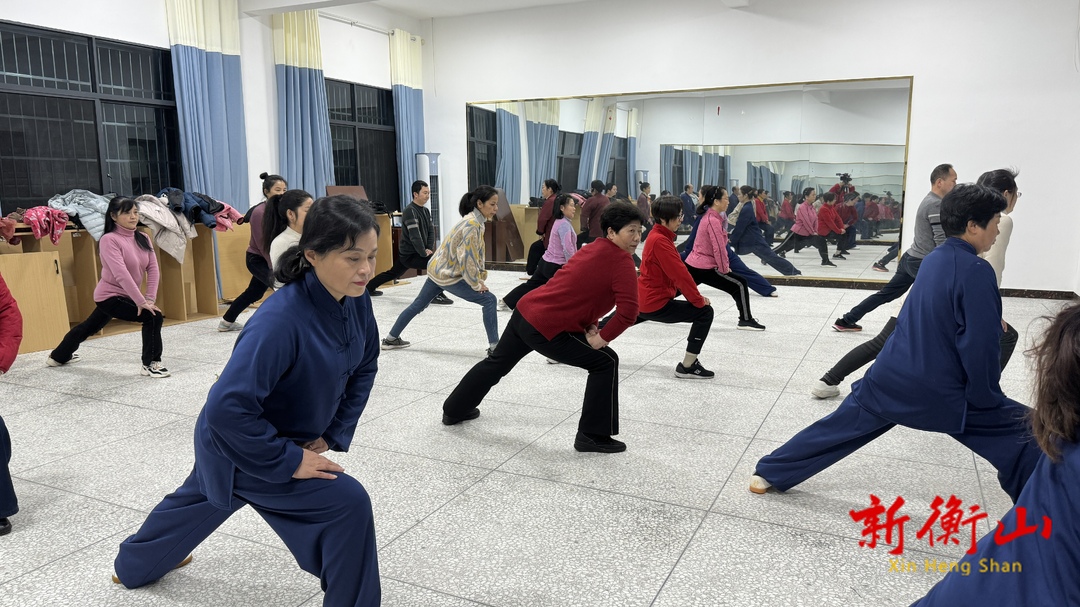 县财政局：“八段锦”进机关 提振职工精气神