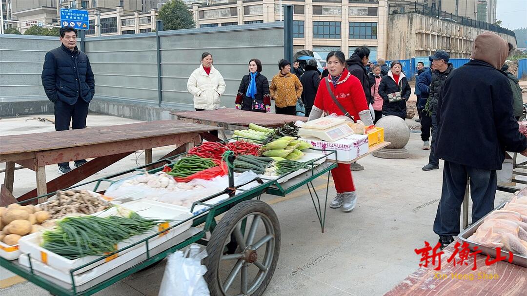 【城乡环境治理】县城管执法局：整治取缔马路市场 市容市貌换新颜