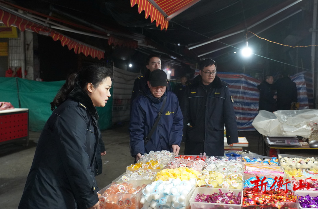 【城乡环境治理】县城市管理和综合执法局：“赶集”市场人车多 城管维护秩序忙