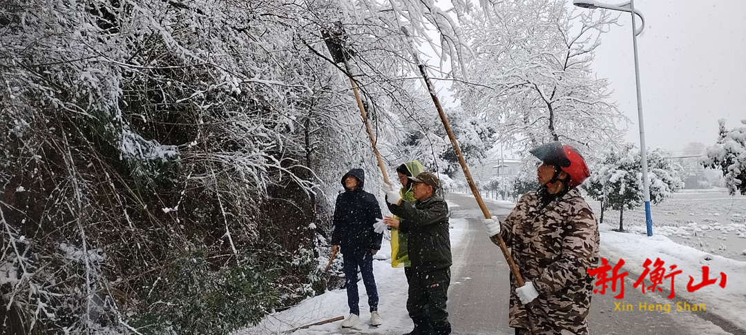 【战冰雪 保平安】 江东乡白龙社区党员干部齐上阵 清理道路保畅通
