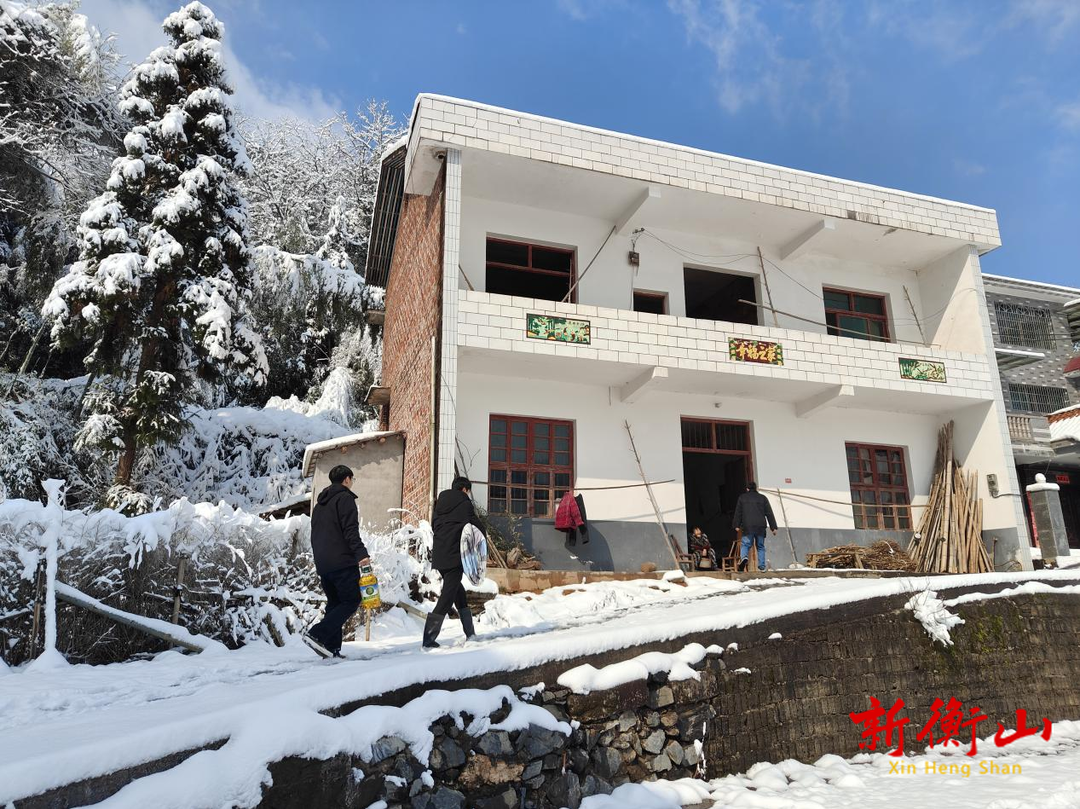 【战冰雪 保平安】岭坡乡：镇村干部踏雪入户 给弱势群体送棉被