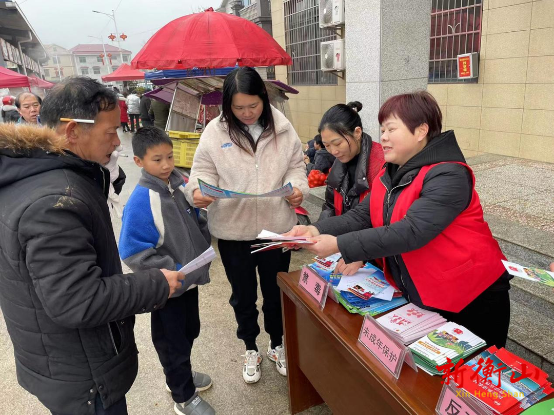 江东乡：部门联合赶大集，“平安年货”迎新春