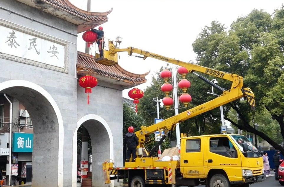 新春走基层丨挂灯笼 迎新春