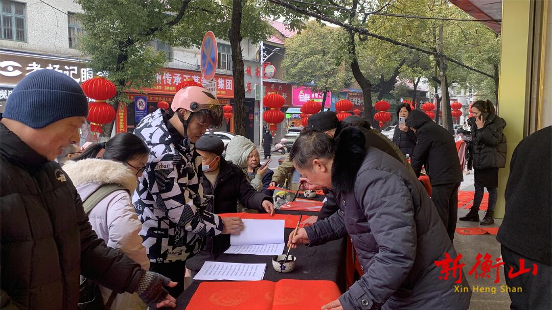 又是一年送春联 文化惠民暖人心