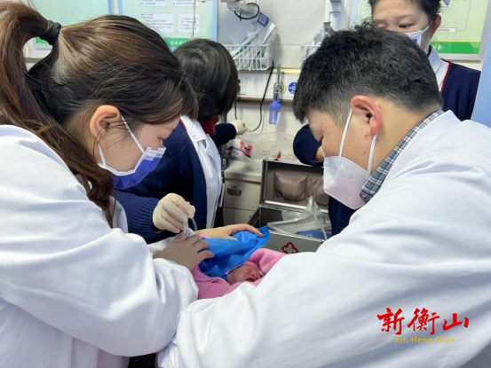 紧急！孕妇把娃生在裤裆里，南华医院医护上演“教科书式”抢救