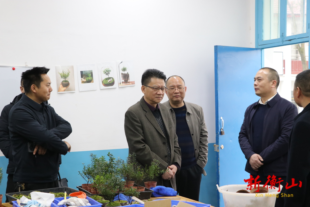 旷志军赴岭坡乡调研电商产业发展工作