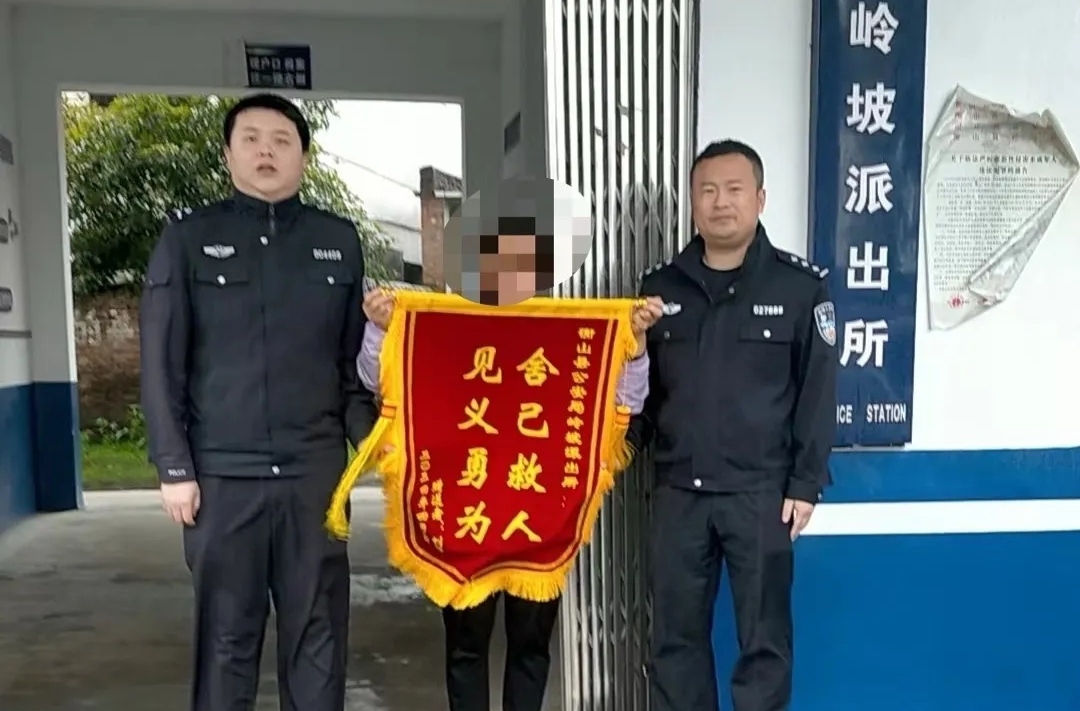 险！暴雨突至，母女俩陷入齐腰深的洪水中进退两难……