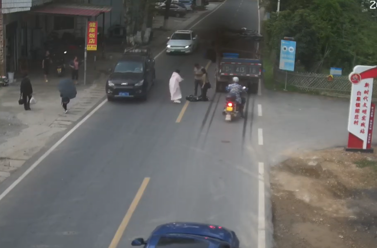男孩“奔跑式”横穿马路被撞飞