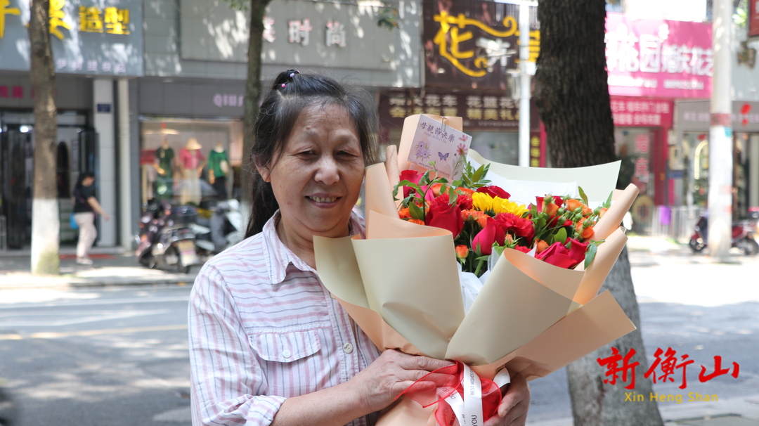母亲节将至 大街小巷“在线”发送祝福