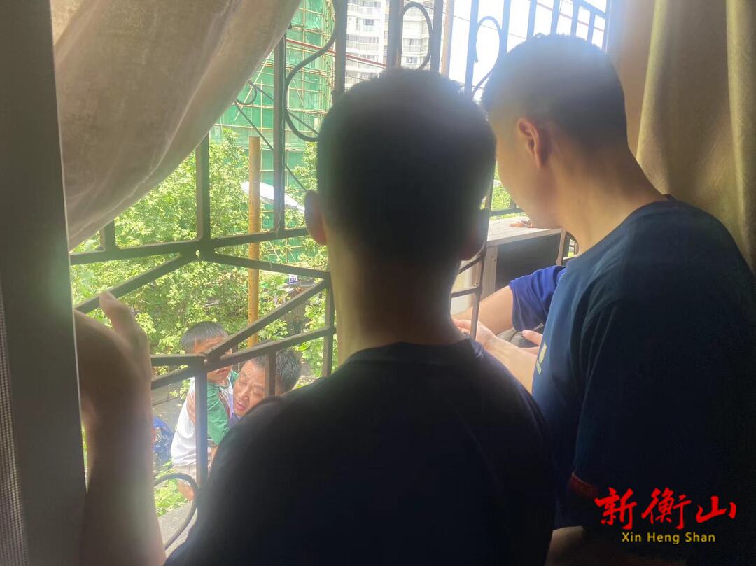 惊心动魄！男童身悬四楼高空 “衡阳群众”冒险爬脚手架救人