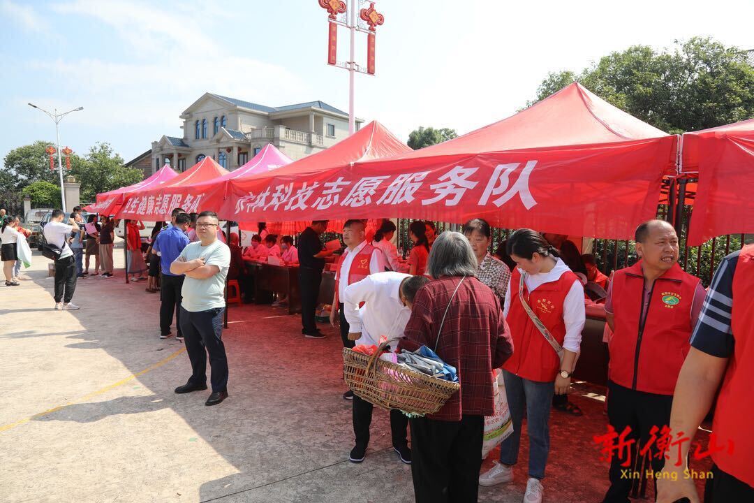 我县开展文化科技卫生“三下乡”活动
