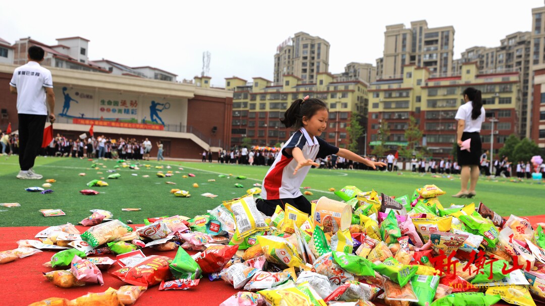 欢乐庆“六一”  衡山县城北小学“抢零食”大赛趣味足