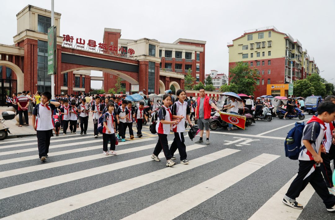 衡山县：护学旗开道  为学生保驾护航