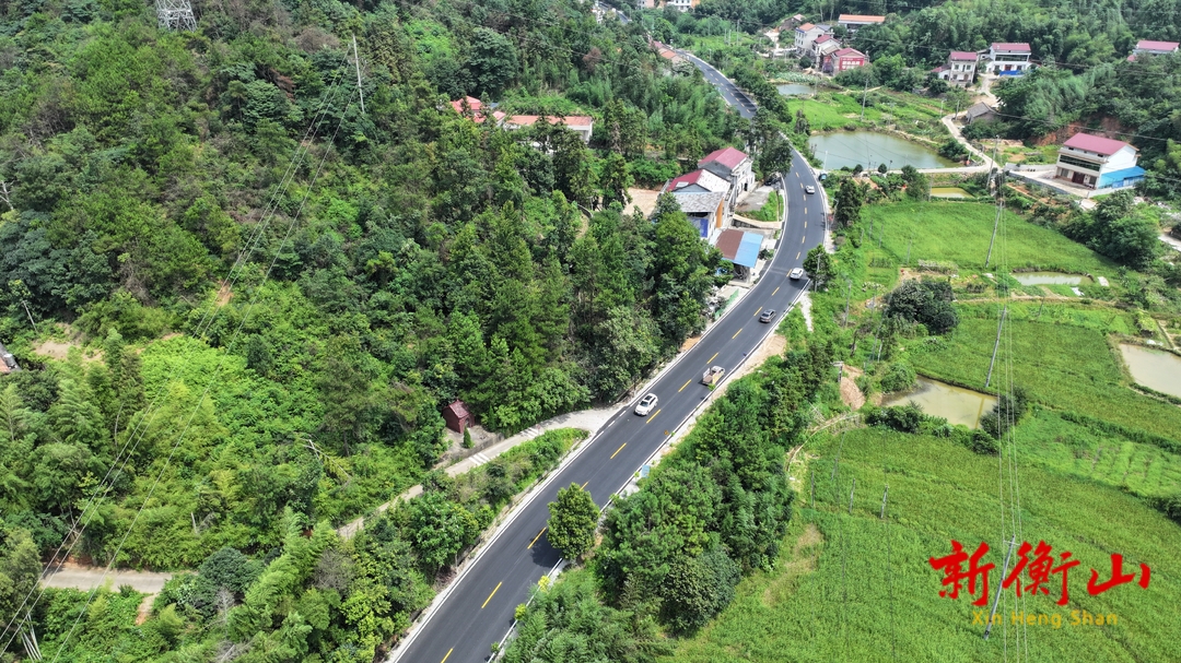 衡山G240完成道路油面摊铺
