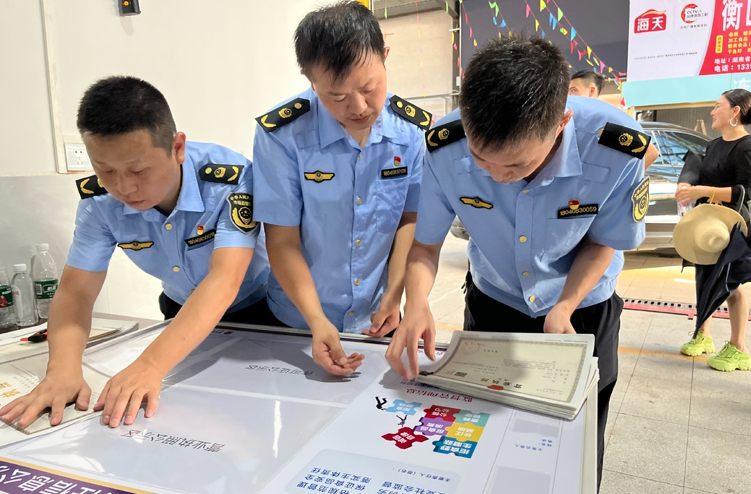 【优化营商环境】衡山县市场监督管理局贴心服务 为商户“送证上门”