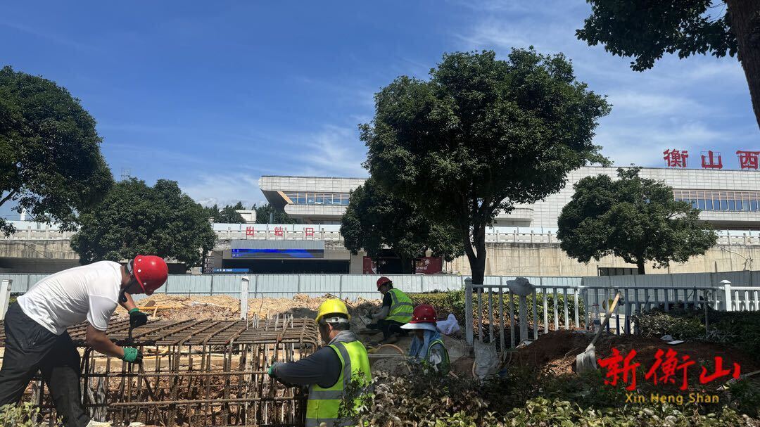 【助力旅发会】高铁衡山西站站前立柱电子显示屏火热建设中