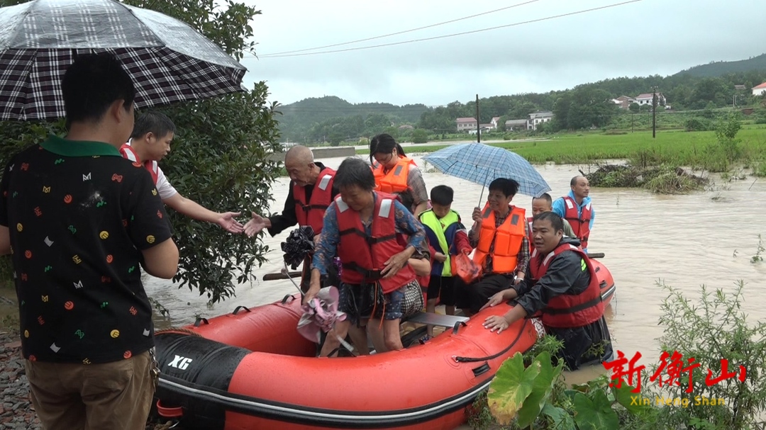 开云镇：强降雨来袭 干群同心协力防汛救灾