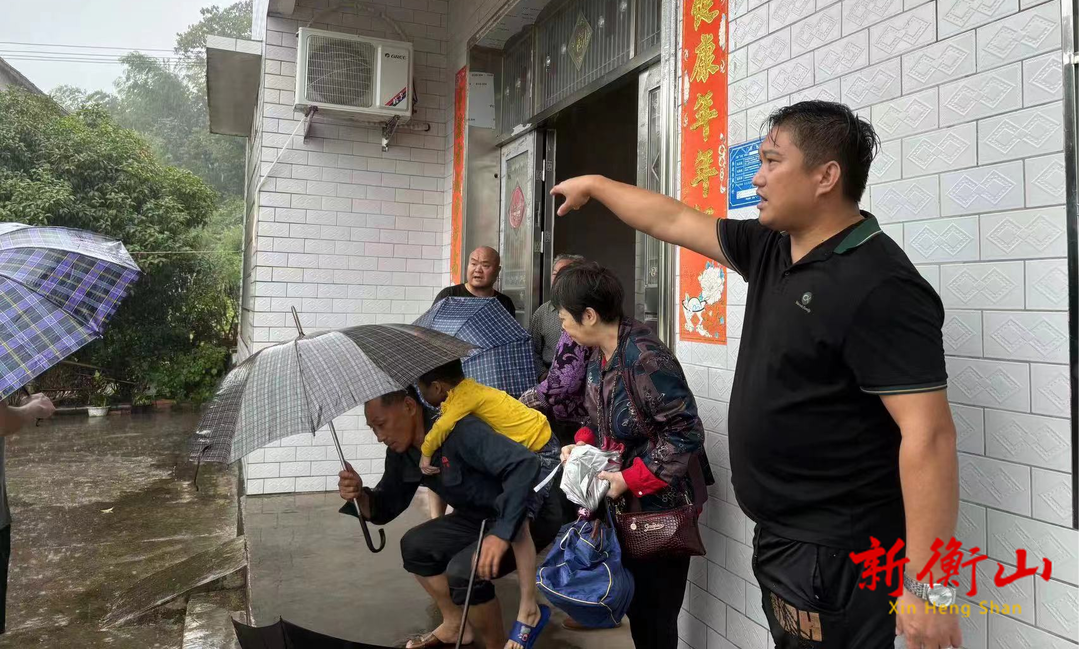 东湖镇：暴雨肆虐，东湖镇积极应对保平安