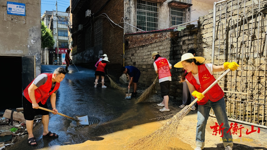 团县委组织百余名青年志愿者助力汛后恢复工作