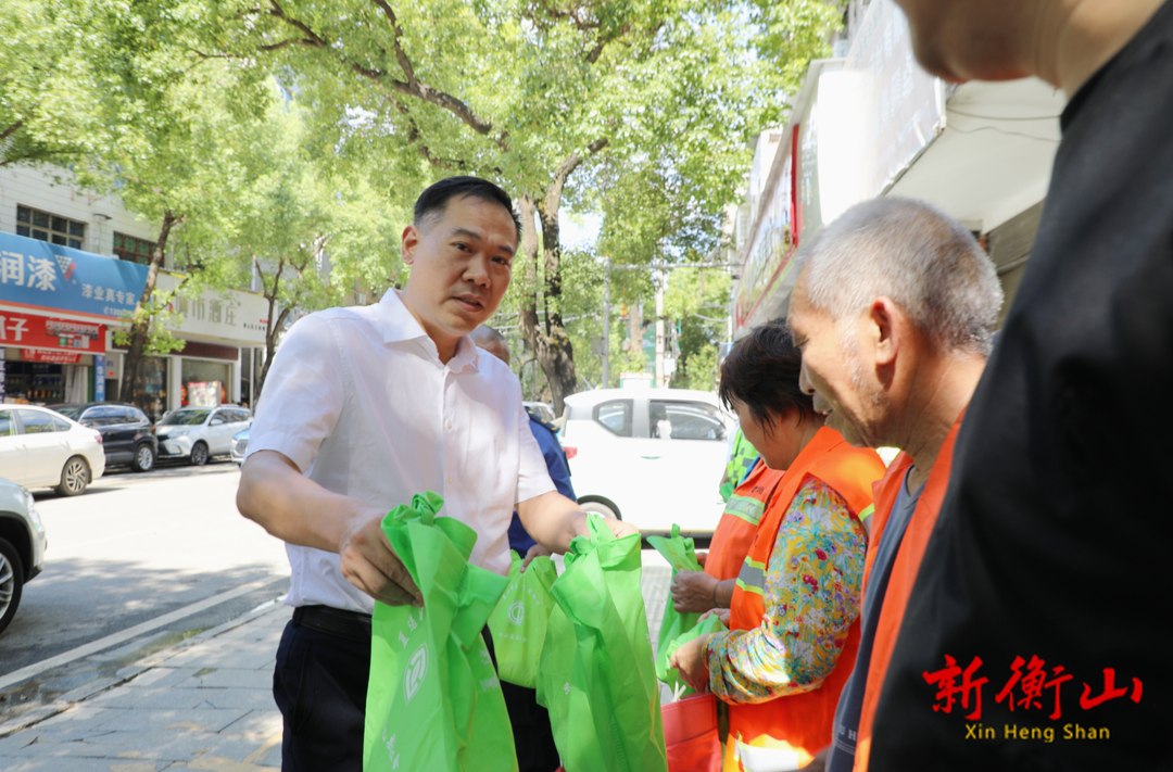 段曉賽看望慰問奮戰(zhàn)在高溫下的廣大勞動者