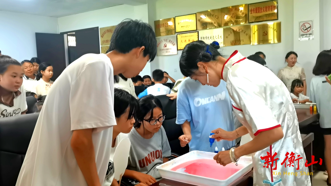 衡山：非遗“漆扇”绘制“童趣”夏天