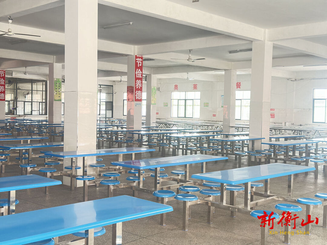 县实验中学：放假不放松，食堂完成提质改造