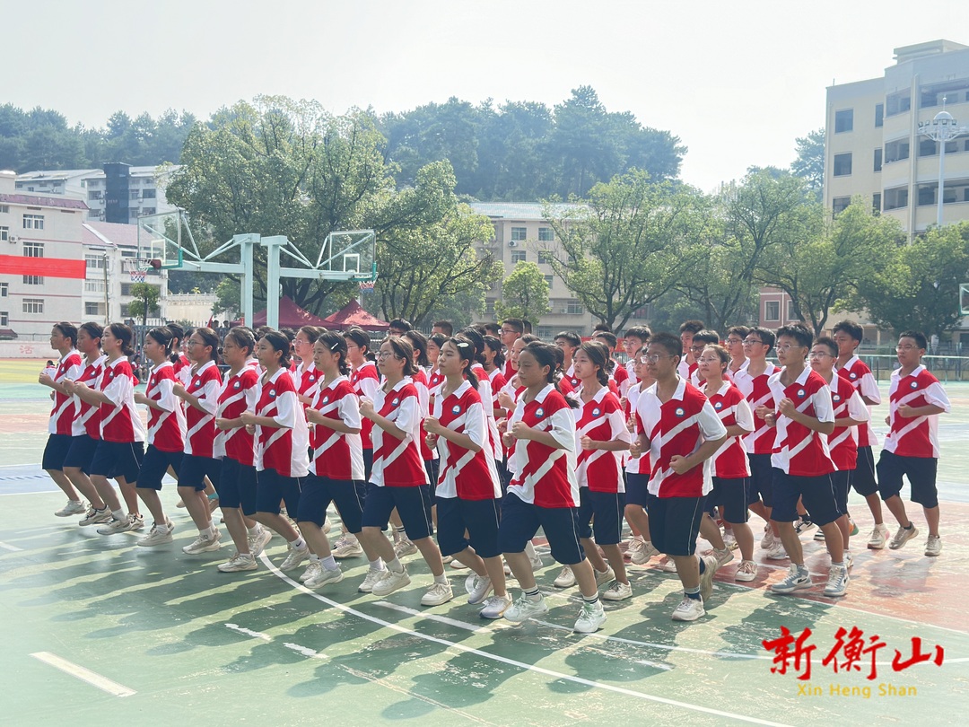 岳云中学：铁骨迎蜕变 飒爽炫青春——2024级新生军训火热进行中