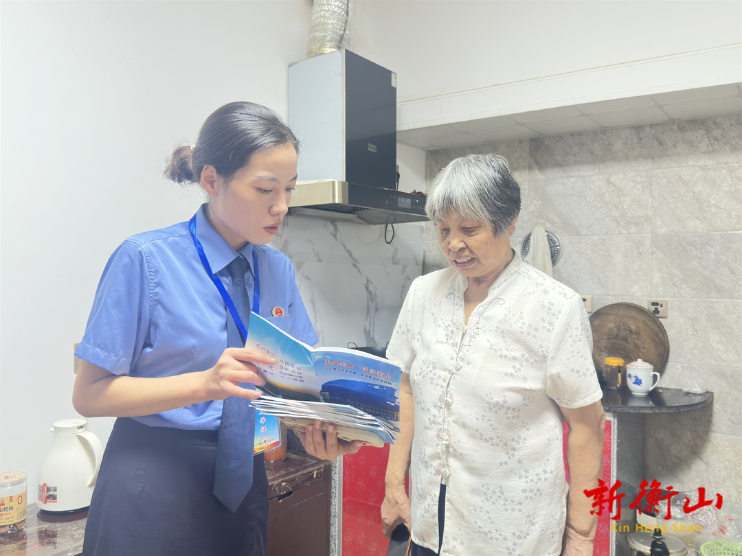 县检察院：“敲门行动”再发力 安全宣传送进门