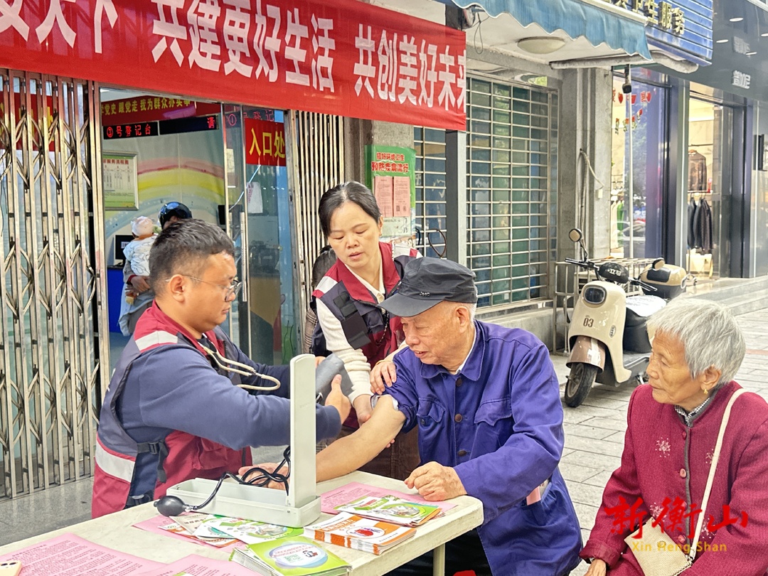 健康体重，理想血压——县疾控中心开展“全国高血压日”宣传活动