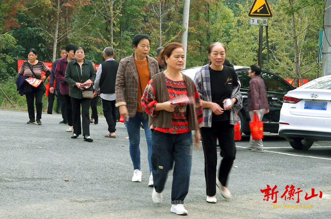 【我们的节日·重阳】登高赠礼，敬老爱老正当时