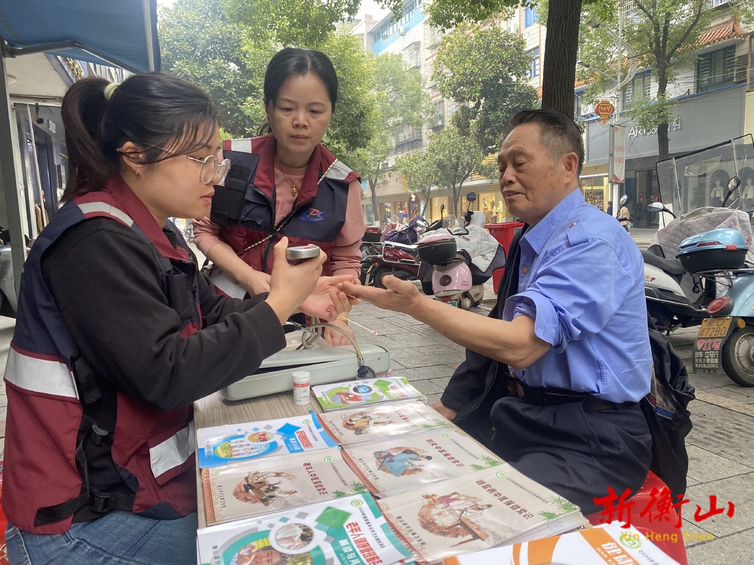我县开展第18个“联合国糖尿病日”宣传义诊活动