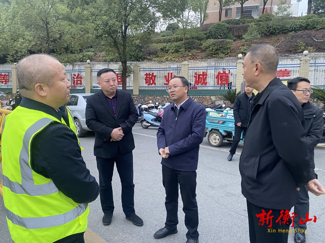 县政府调研督导城区护校安园工作