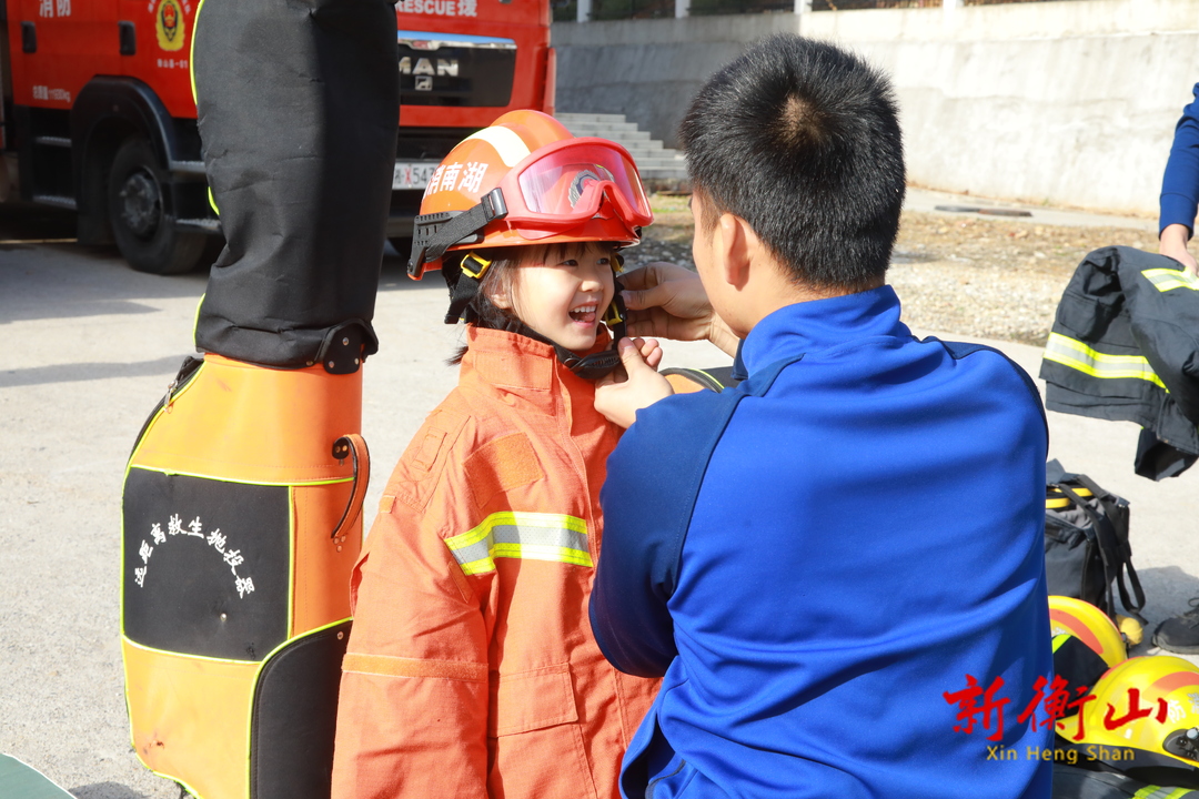 衡山：幼儿走进消防队 致敬“火焰蓝”