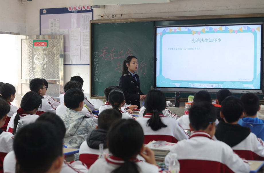 衡山：宪法宣传进校园 呵护少年促成长