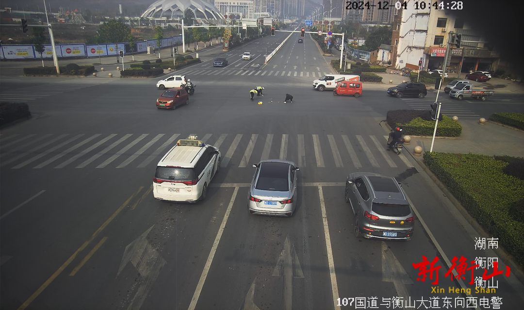 货物掉落路面影响交通 衡山交警暖心相助除隐患